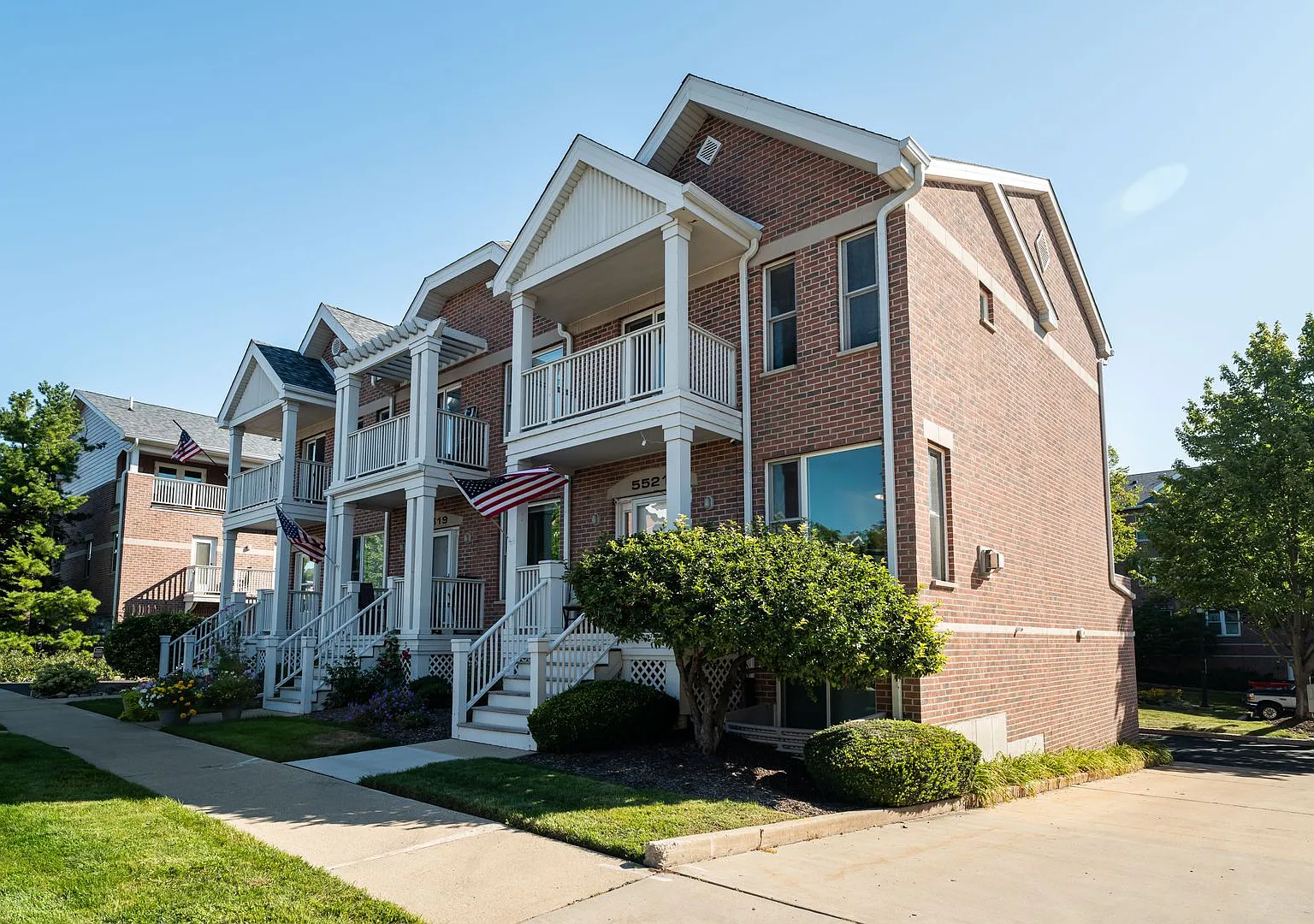 Live steps from Lake Michigan in this spacious Harbor Park condo! — Photo 2