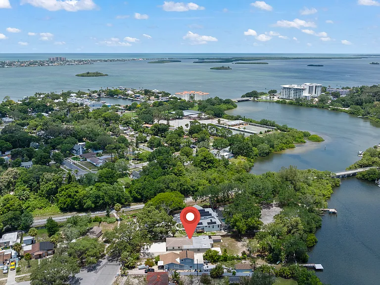 5 min. from downtown Clearwater.