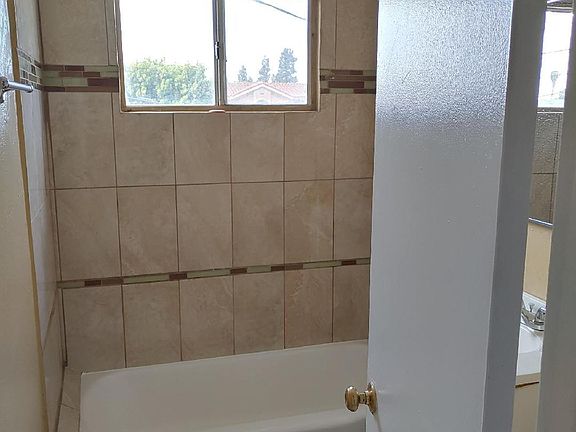 4th image of 1011 W 108th St #4