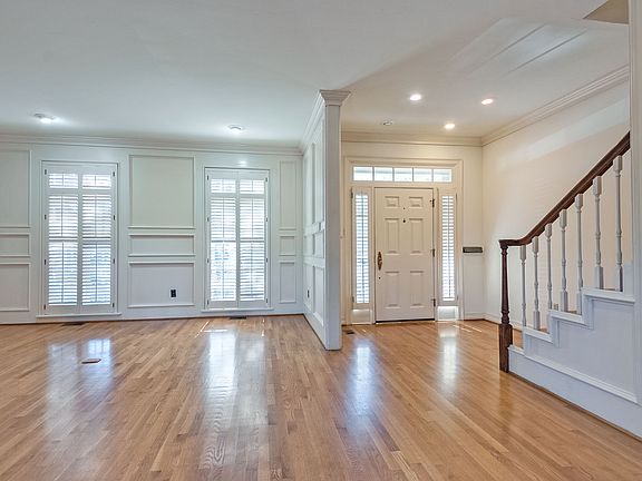 4th image of 4100 Lovers Ln
