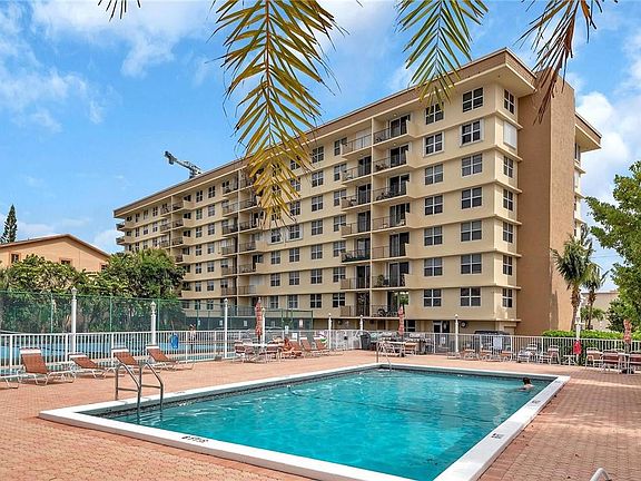 2nd image of 1009 N Ocean Boulevard #104