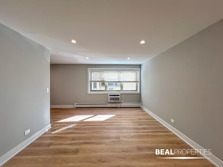 452 W Oakdale — Photo 18