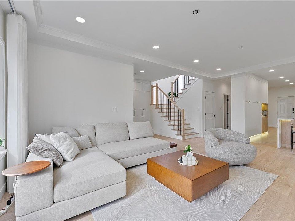1st image of 817 W 60th Ave