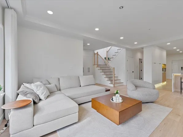817 W 60th Ave, Vancouver, BC V6P 2A2