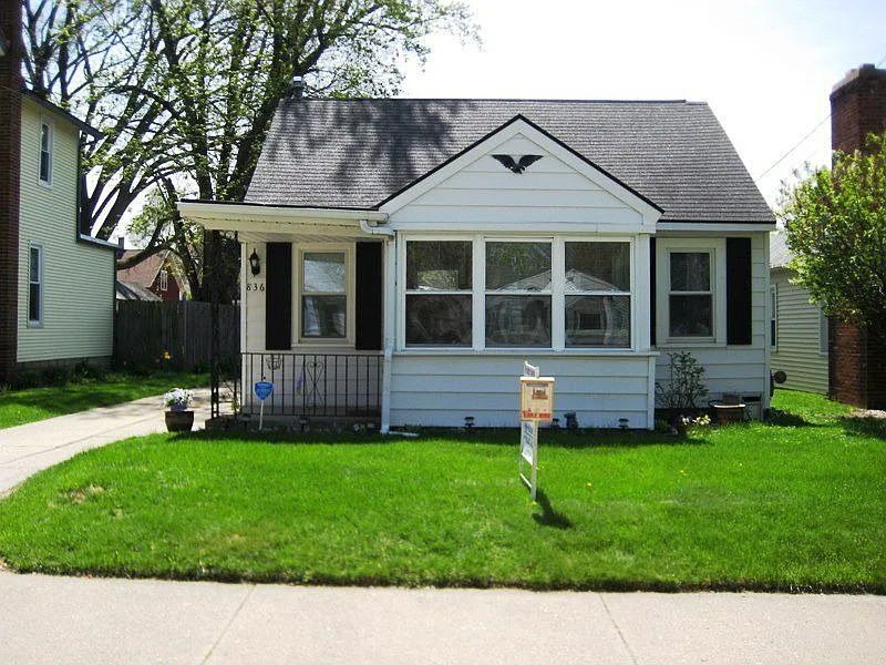 836 Merritt St SE photo 1