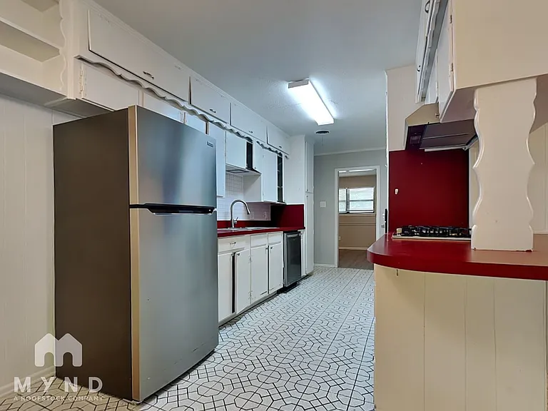 605 Thompson Dr — Photo 3