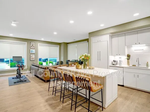 635 Slaters Ln APT 101, Alexandria, VA 22314