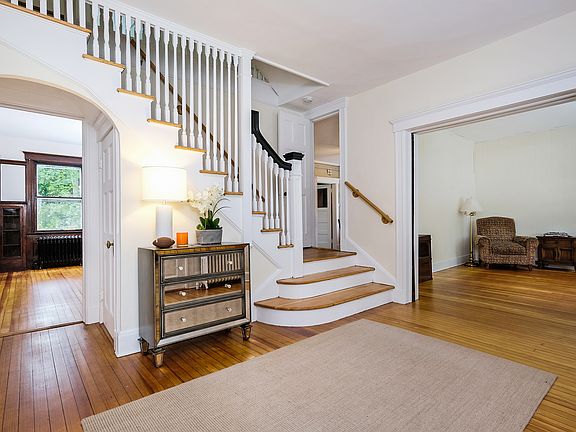 4th image of 527 Munro Ave