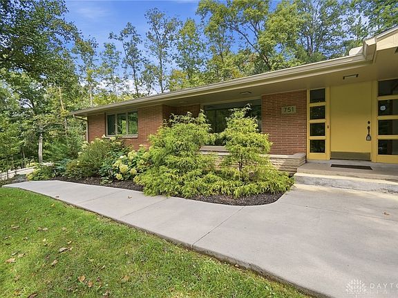 3rd image of 751 Laurelwood Rd