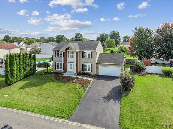 3rd image of 8252 Dampier Cir
