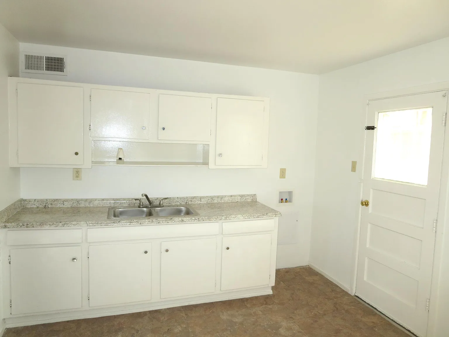 3 bed, 1250 sqft, $1,350 — Photo 2