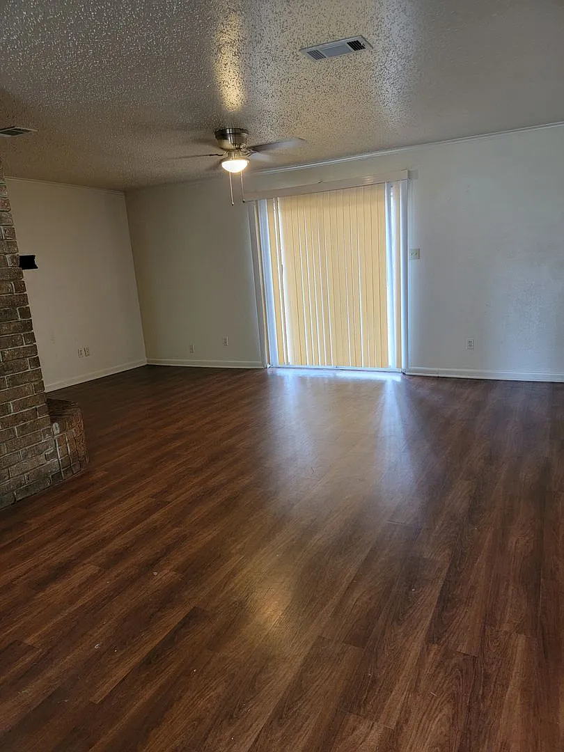 3 bedroom 1.5 bathroom — Photo 3