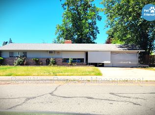 512 NE Dean Dr, Grants Pass, OR 97526