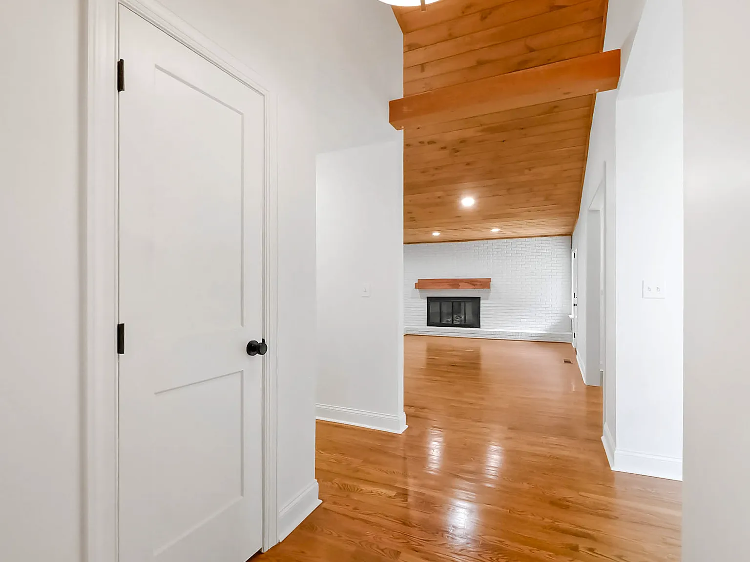 3 bed, 2.5 bath, 2500 sqft, $3,000 — Photo 4