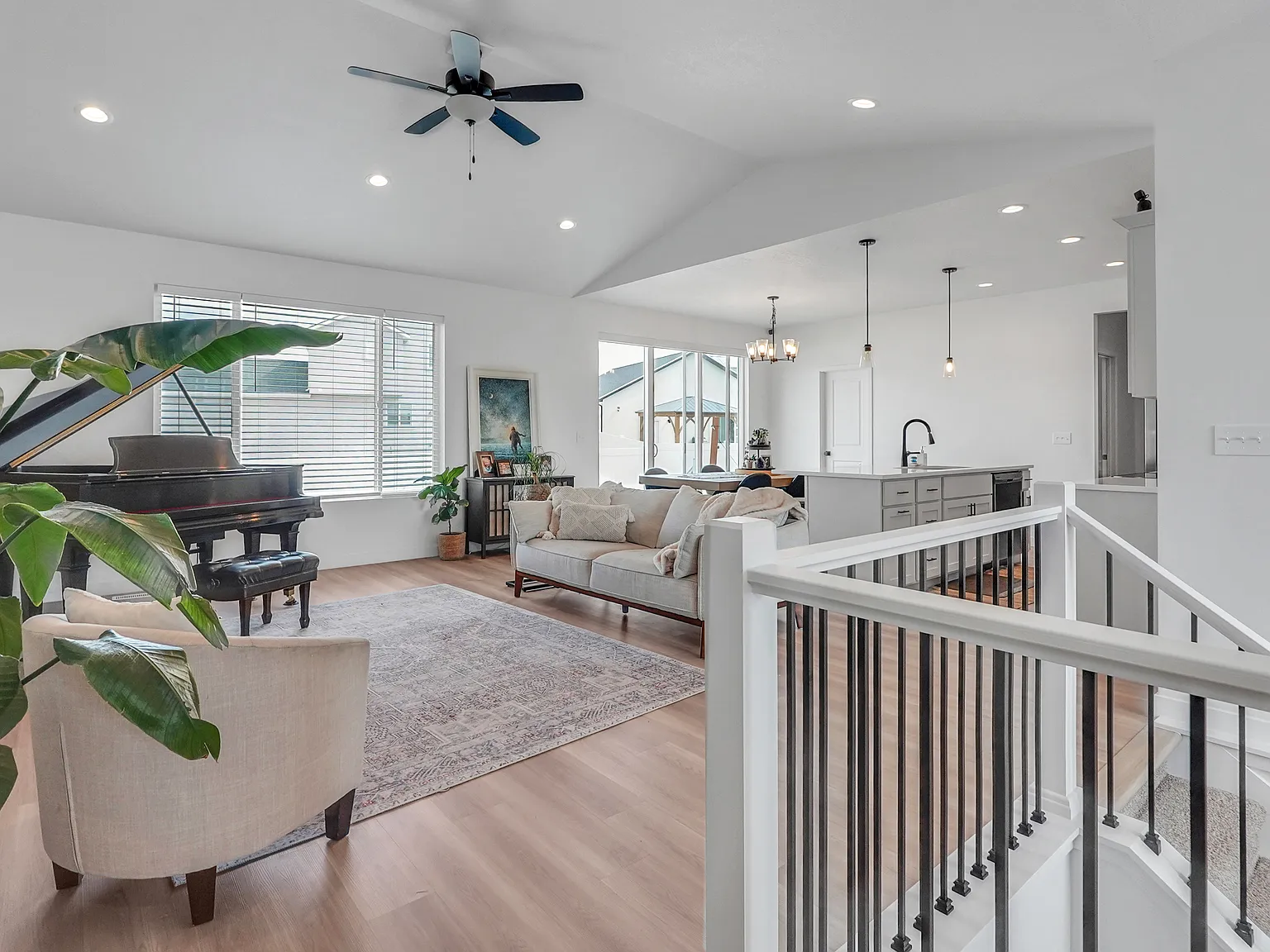 5 bed, 3328 sqft, $3,450 — Photo 3
