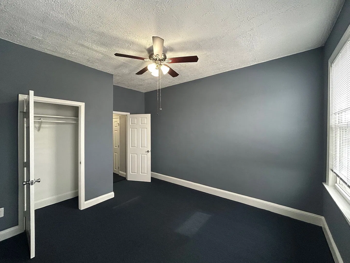 3 Bedrooms 1.5 Bathrooms Available Now — Photo 4