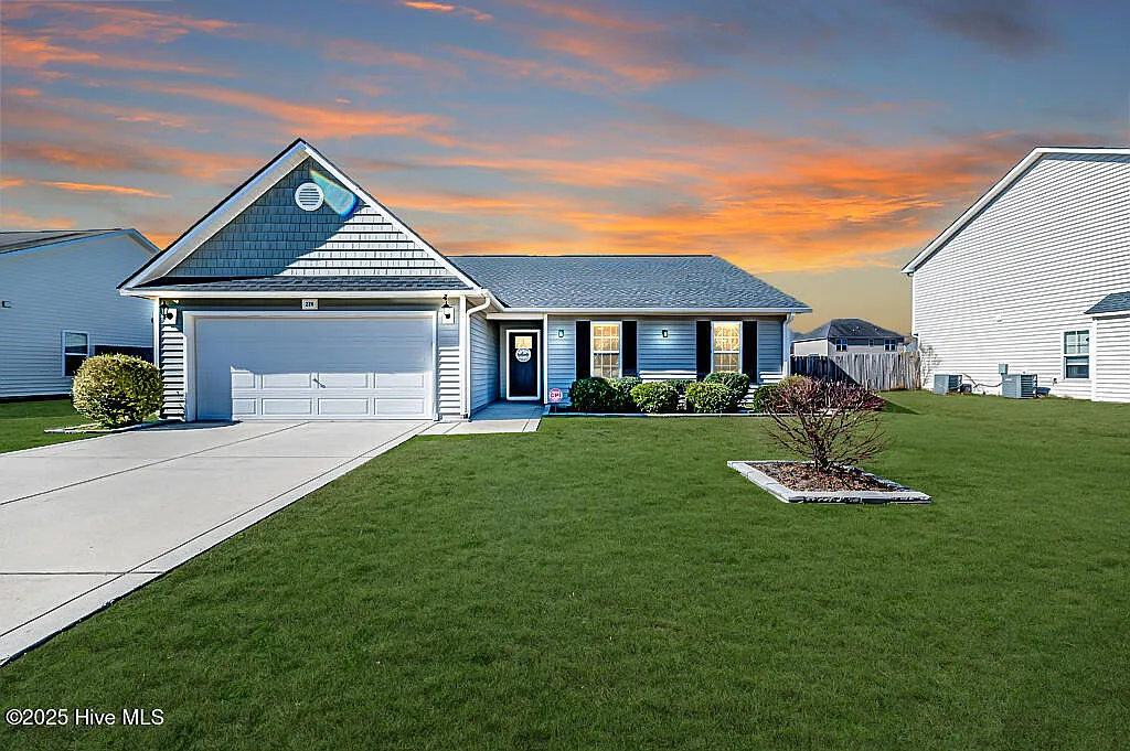 3 bed, 2.0 bath, 1374 sqft, $2,000 — Photo 1