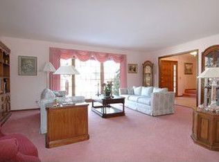 6376 Surrey Ridge Rd, Lisle, IL 60532