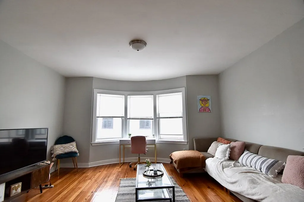 3 bed, 1.0 bath, 1050 sqft, $3,300 — Photo 2