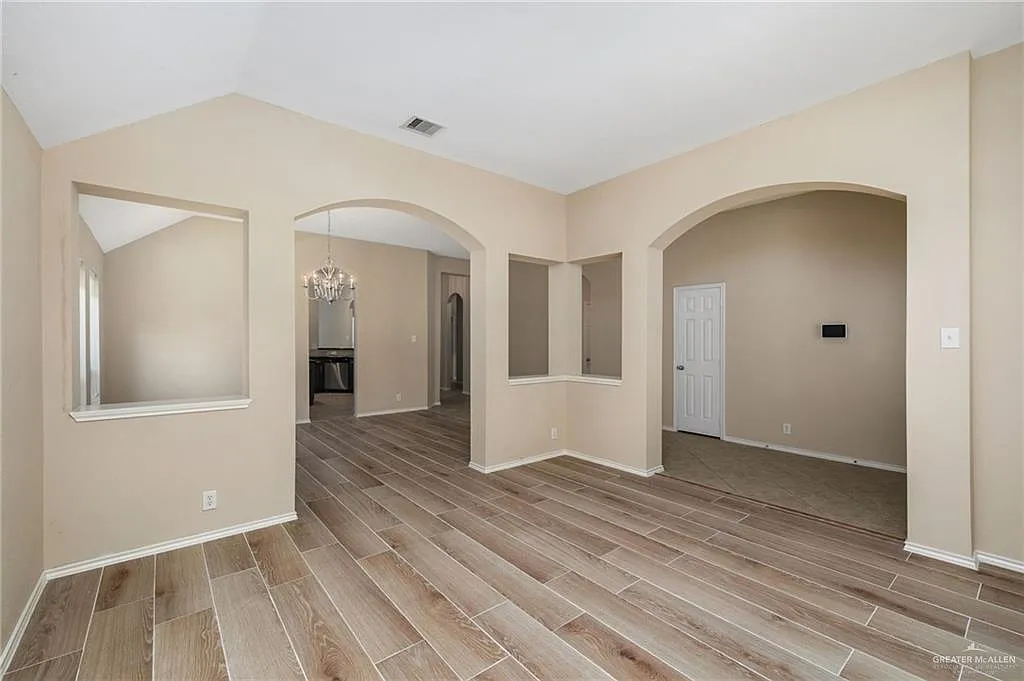 4 bed, 2.5 bath, 2759 sqft, $2,600 — Photo 4