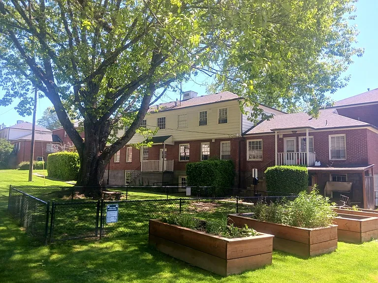 Broadmoor Manor — Photo 95