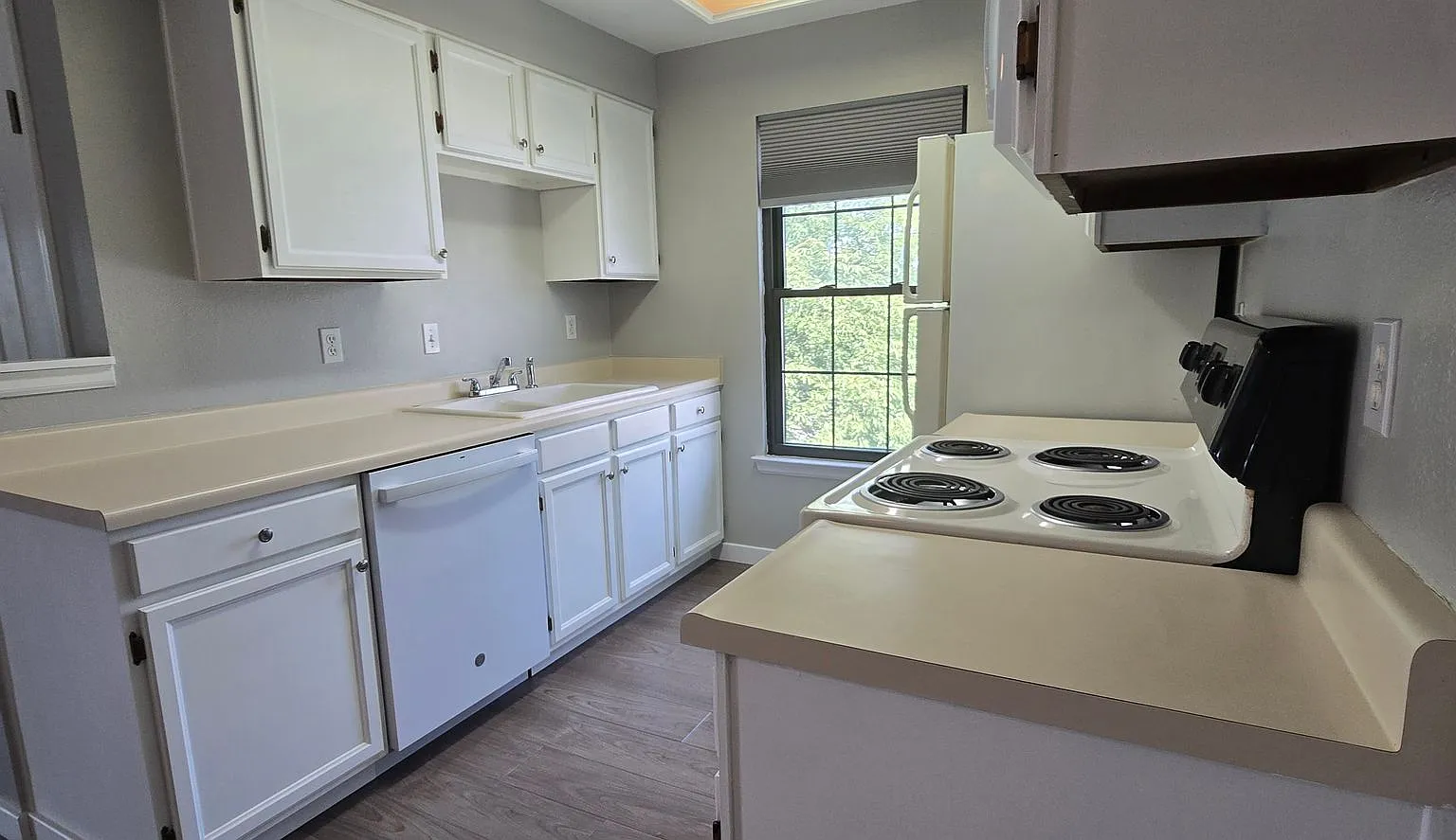 Top-Floor 2BR/2BA Condo with Vaulted Ceilings, Office Room, Patio & Community Amenities in Thornton! — Photo 2