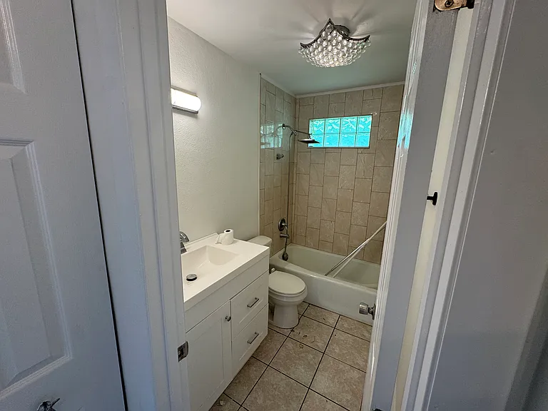 2571 NE Palm Ave — Photo 5