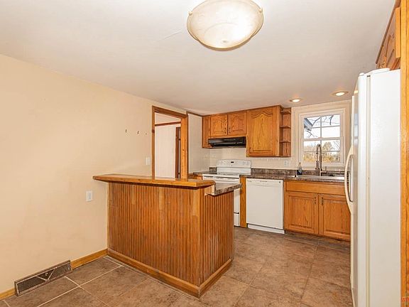 2nd image of 125 Hickory St