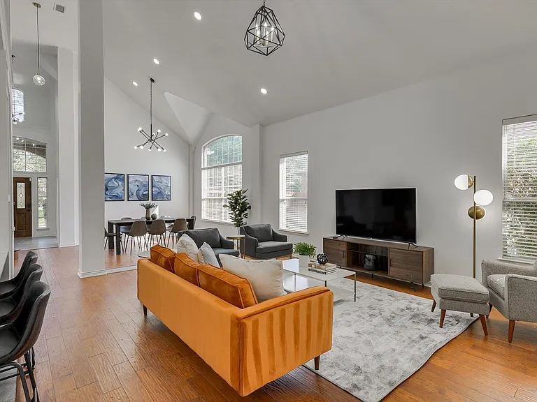2410 Shorewood Ct — Photo 8