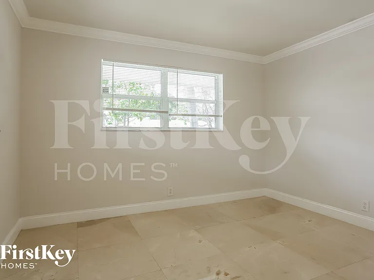 470 NW 41st St — Photo 9