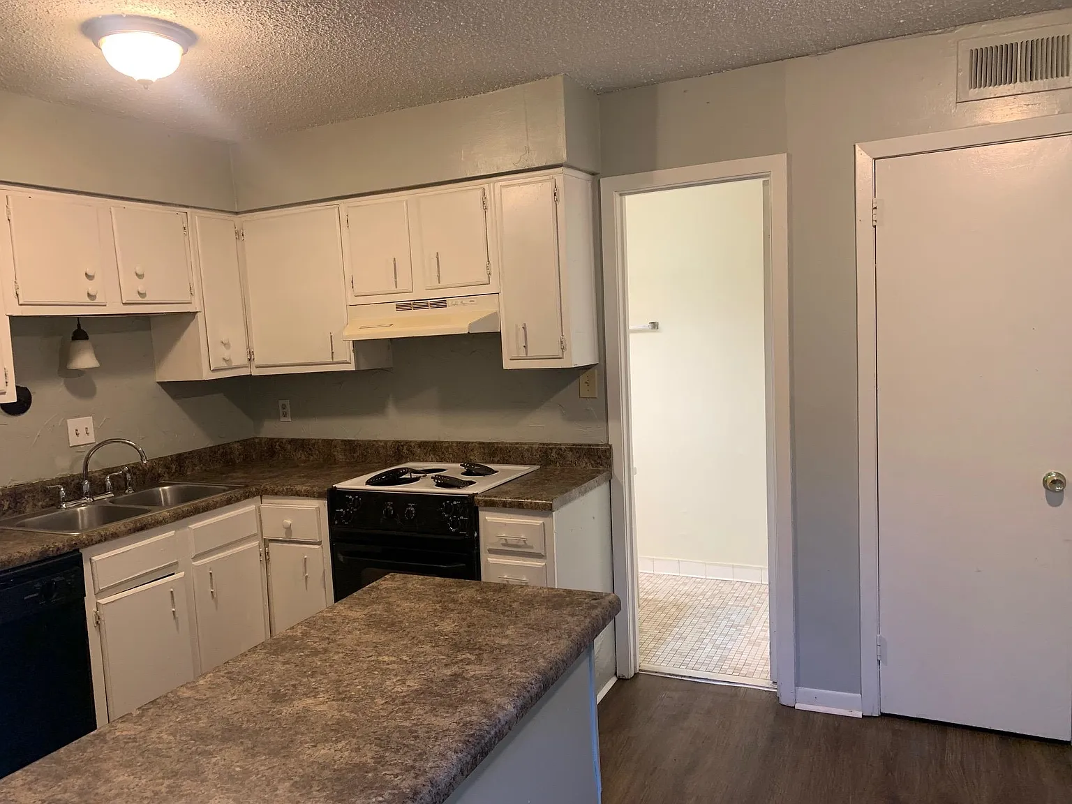 2 bed, 1.5 bath, 1054 sqft, $900 — Photo 2