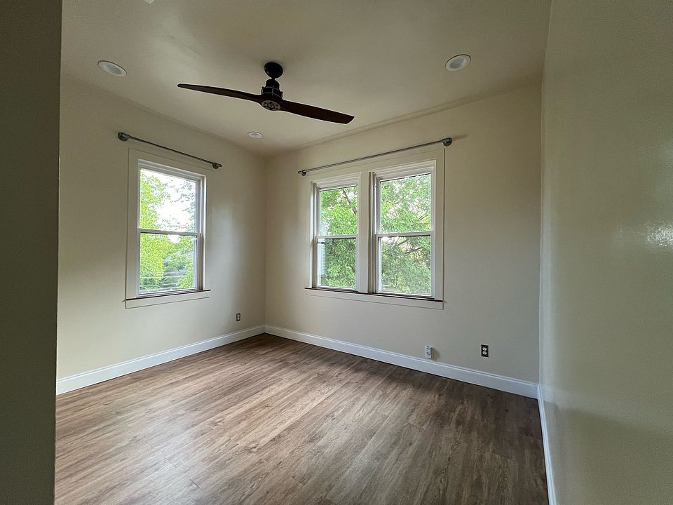1st image of 500 Parkway Dr NE #11206134
