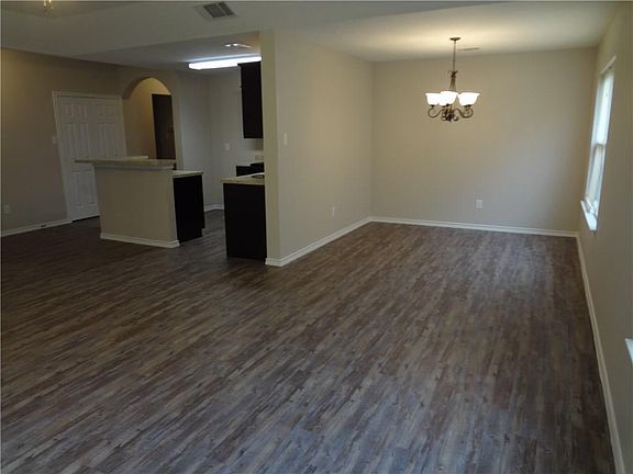 3rd image of 2005 Alanbrooke Dr