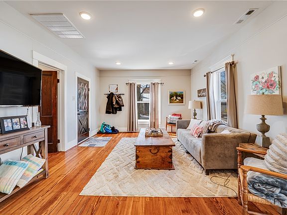 4th image of 302 NW B St