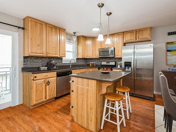 4th image of 7256 N Rogers Ave