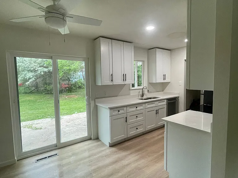 2405 Tamarac Dr — Photo 5