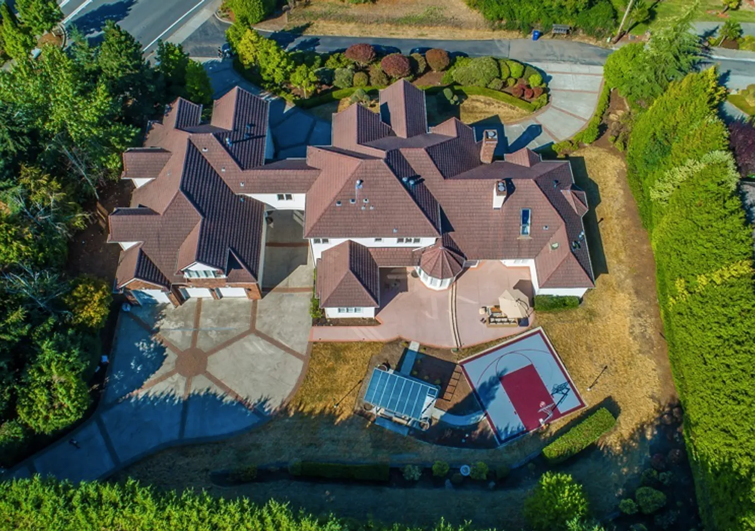 6 bed 5.5 bath mansion like home in Bellevue Lakemount — Photo 2
