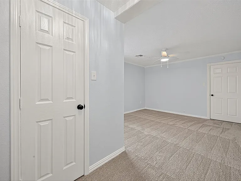 714 E Humble St — Photo 17