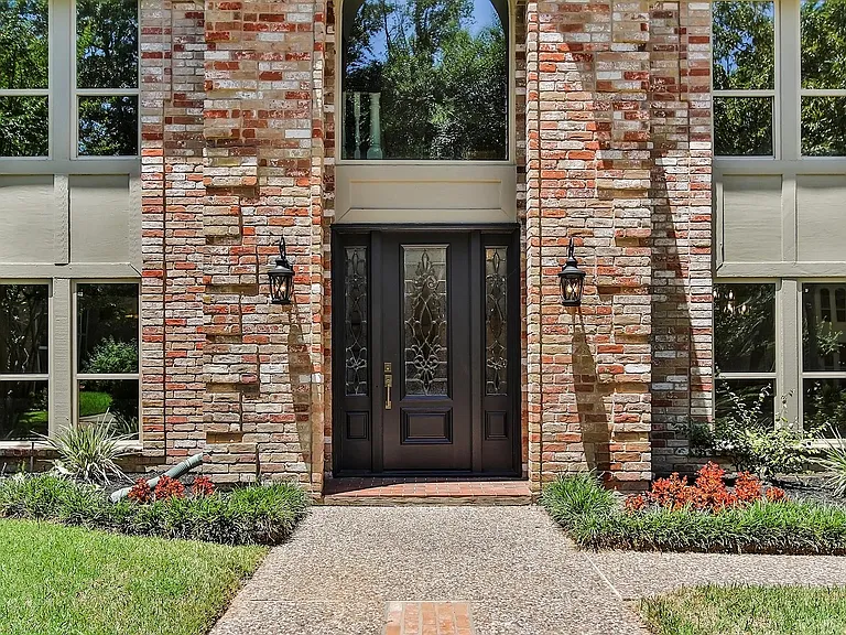 810 Herdsman Dr — Photo 3
