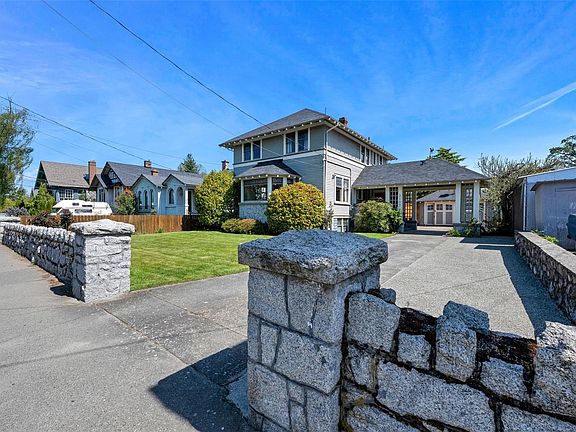 2nd image of 3107 Quadra St