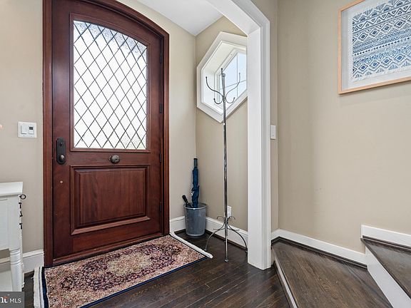 5th image of 204 Pine St