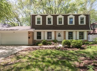 105 Pembroke Rd, Naperville, IL 60540