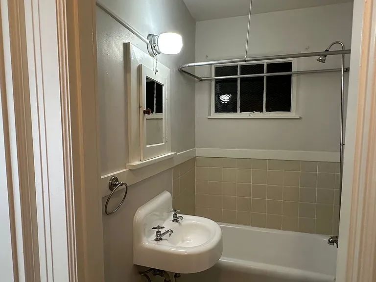 635 NE Randall Ave — Photo 6