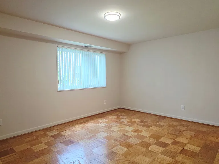 Columbia Courts Apartments — Photo 33