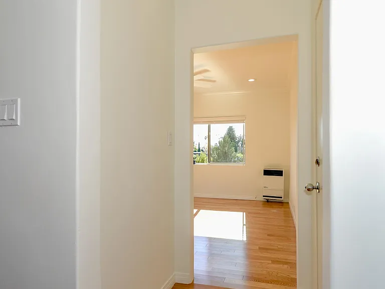 1650 Winona Blvd #4 — Photo 14