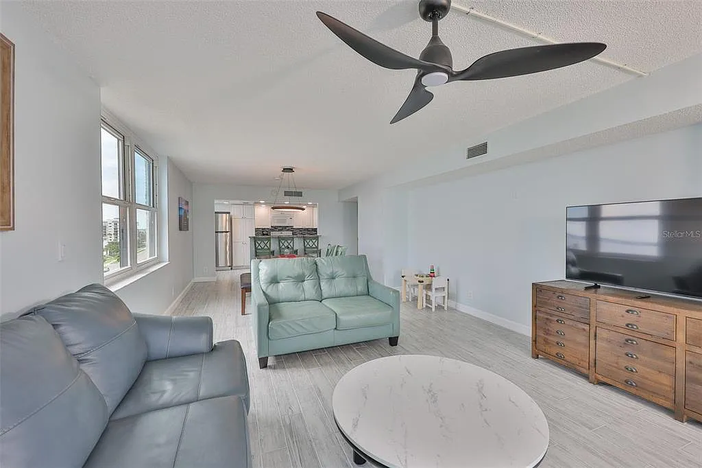 2 bed, 2.0 bath, 1392 sqft, $4,100 — Photo 4