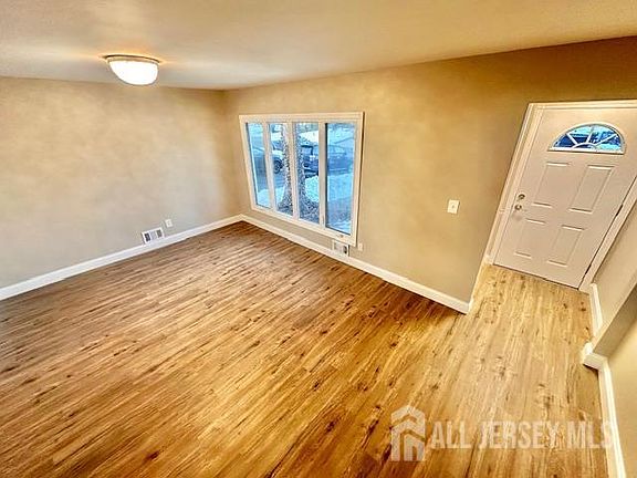 5th image of 5 Gardner Pl