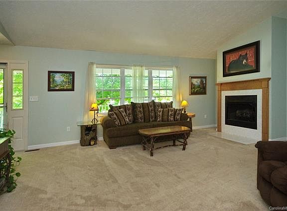 4th image of 44 Meadow Dr