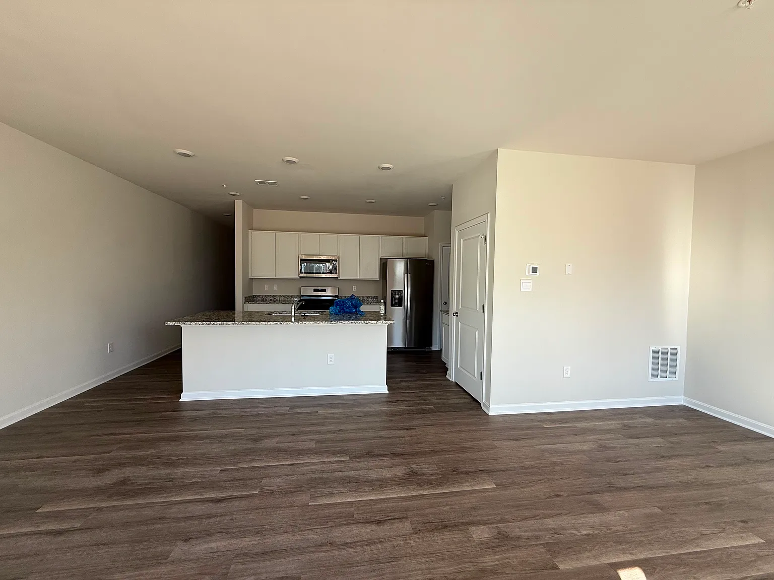 4 bed, 2.5 bath, 1937 sqft, $3,300 — Photo 3