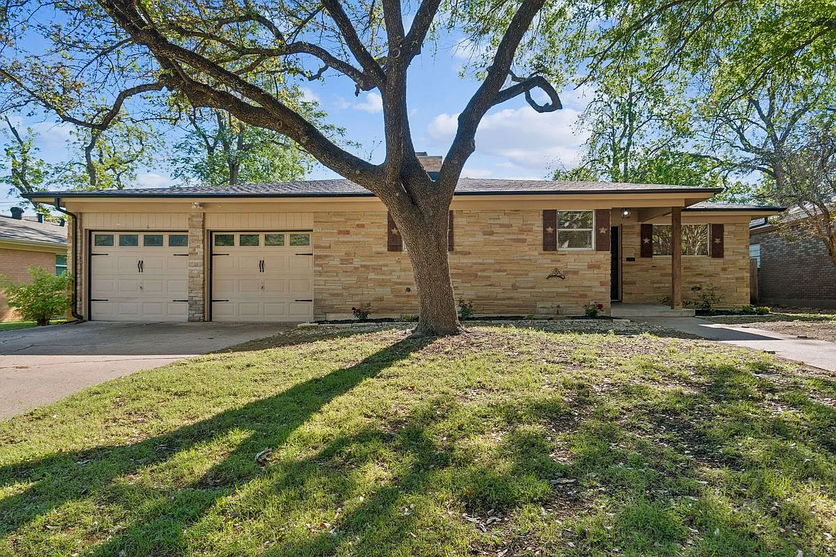3 bed, 2.0 bath, 1660 sqft, $3,000 — Photo 2
